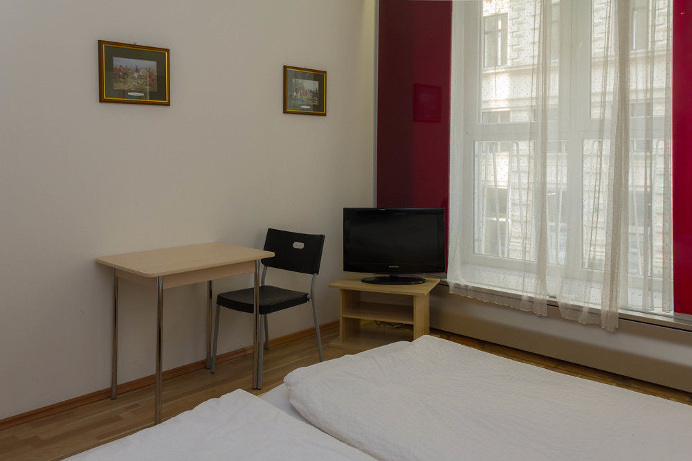 Dan In'N Out Hotel Vienna Exterior photo